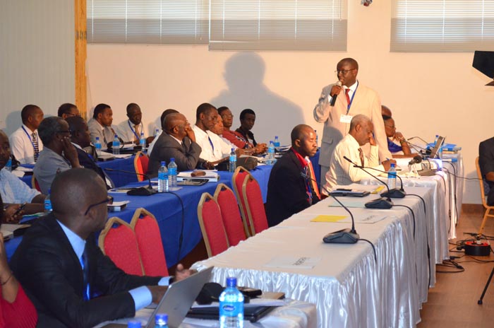 Légende : Dr Pierre-Célestin Karangwa exposant sur le système des internats et de la bourse ©Iwacu