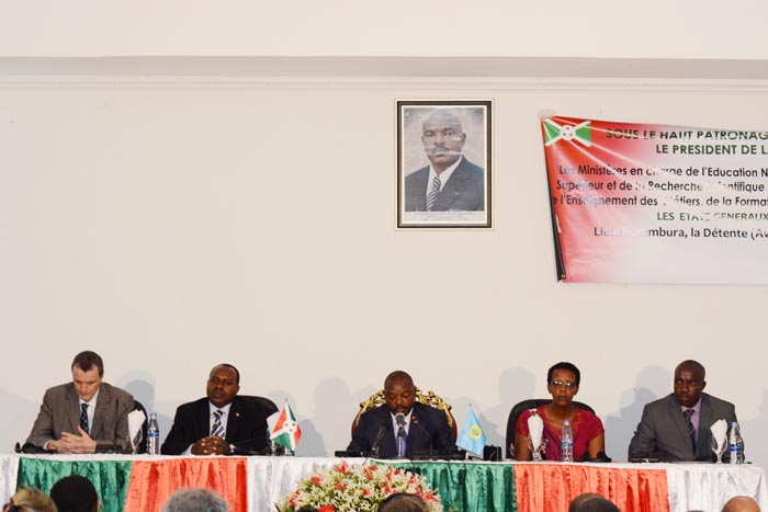 De gauche à droite, le représentant de l’Unicef au Burundi, le ministre de l’Enseignement supérieur, le président de la République, la ministre de l’Enseignement de Base et secondaire et le maire de la ville de Bujumbura ©Iwacu