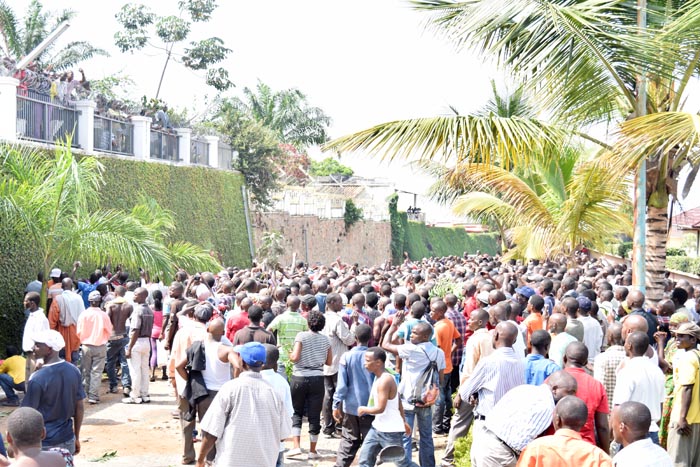 Au domicile d’Agathon Rwasa, militants et sympathisants n’attendent que son discours d’apaisement pour rentrer  ©Iwacu