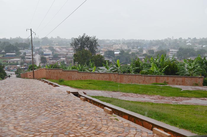 Centre ville de Kirundo, les routes sont pavées grâce à l’appui de la Coopération Technique Belge ©Iwacu
