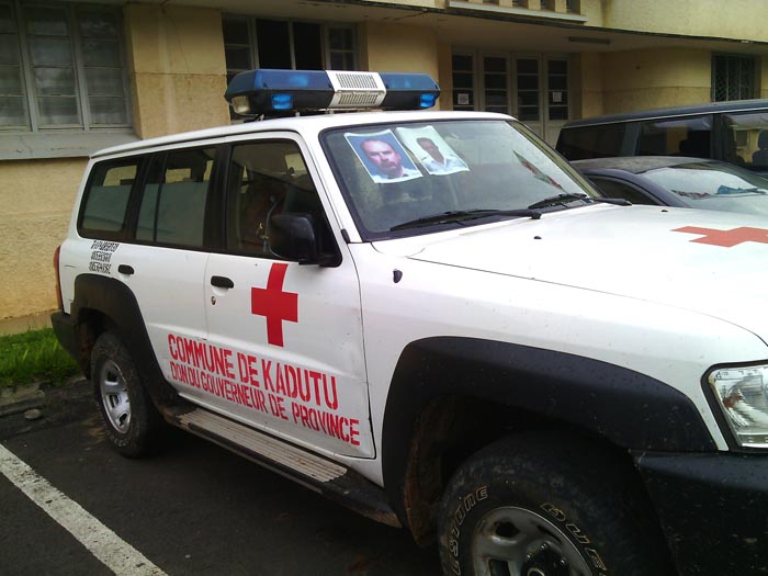 L'ambulance contenant les deux cerceuils des militaires blancs qui auraient été tués dans un accident d'helicoptère ©Iwacu