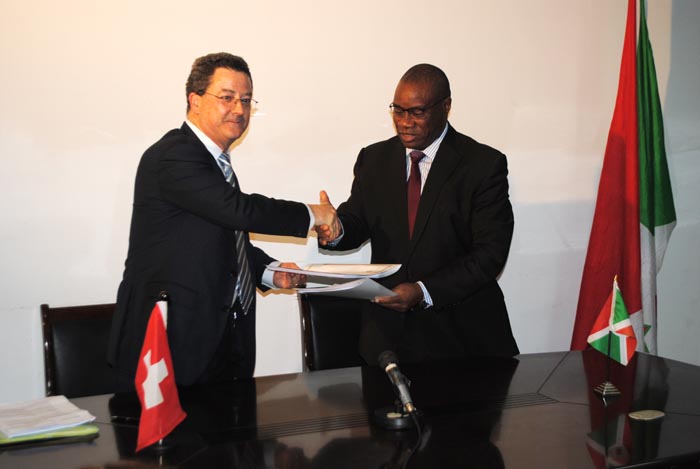 Le secrétaire d’Etat de la Confédération suisse et le ministre burundais des Relations extérieures signant ledit accord ©Iwacu