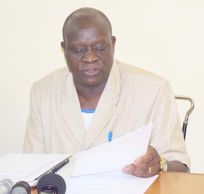 Emmanuel Miburo en train de lire la déclaration de la commission paritaire ©Iwacu