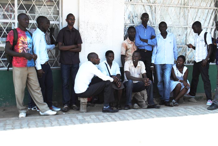 Sit-in des étudiants expulsés devant le ministère de l’Enseignement supérieur ©Iwacu