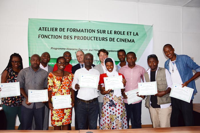 Photo de famille après la remise de certificats ©Iwacu