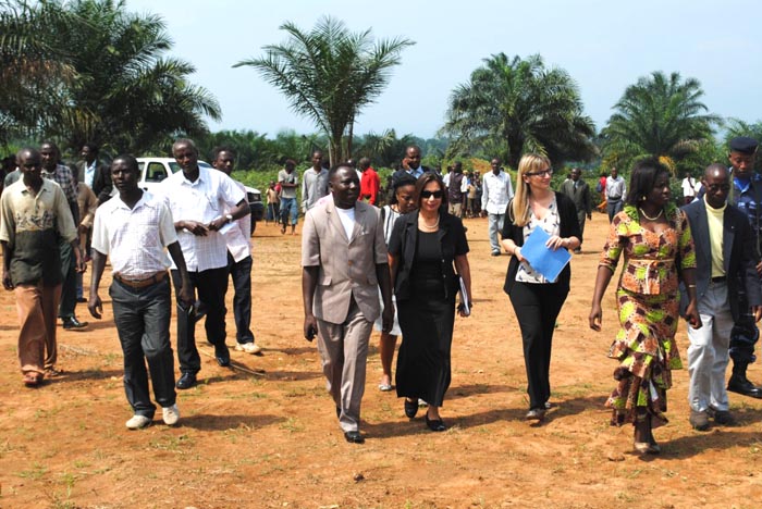L'ambasadeur et sa suite visite le terrain appartenant à cette école ©Iwacu