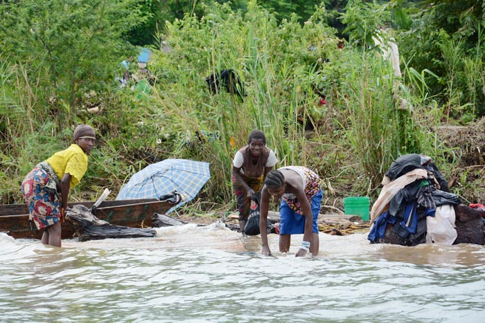 Certains sinistrés de Gitaza essaient de récupérer le peu qui leur reste dans le lac Tanganyika ©Iwacu
