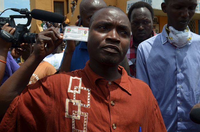 Le militant du Frodebu Nyakuri brandit sa carte de député en vain  ©Iwacu