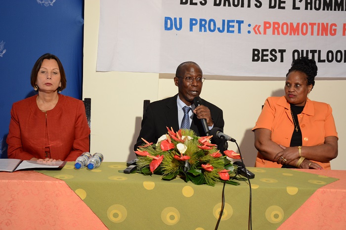 De gauche à droite : Mme Dawn Libéri et  Fr Emmanuel Ntakarutimana lors du lancement officiel du projet « Promoting Human Rights and Rule of Law in Burundi »©Iwacu