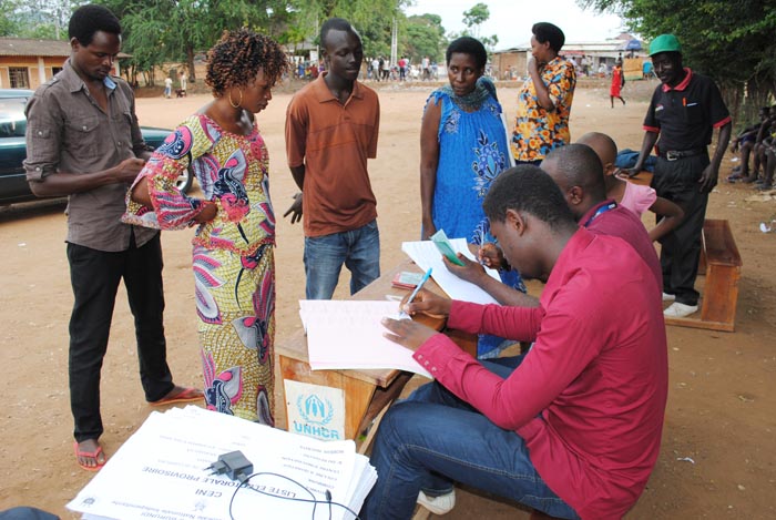 Des  électeurs font part aux agents de la Ceci  (Ave Maria de Kinama, mairie de Bujumbura) des coquilles dans leur enrôlement ©Iwacu