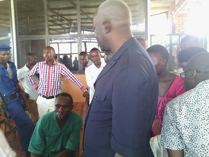 Juvent Nduwimana  racontant au président de l’Aprodh ses dures conditions de détention à Mpimba ©Iwacu