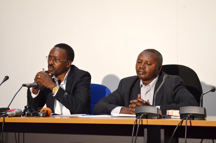 De gauche à droite Joseph Manirafasha et Révérien Nzigamasabo: « C’est incompréhensif que des gens fuient la paix.» ©Iwacu