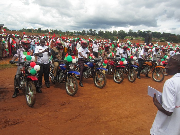 Les chefs du parti Cndd-Fdd au niveau communal et  collinaire ont reçu des motos et vélos ©Iwacu