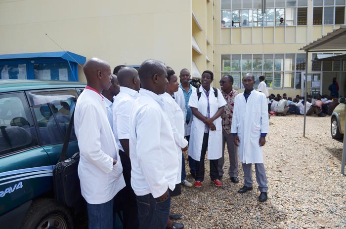 Les médecins résidents, devant le rectorat de l’Université du Burundi ©Iwacu