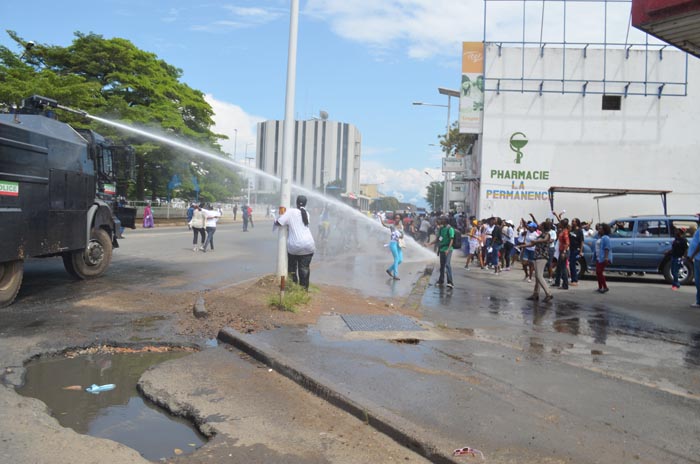 Les manifestantes en face de la place de l’indépendance sous les jets d’eau de la police ©Iwacu