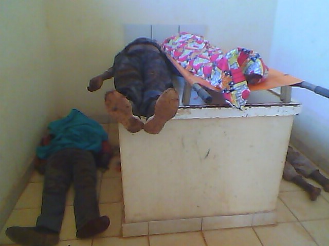 Les corps sans vie des victimes de la grenade à la morgue de l’hôpital de Ngozi
