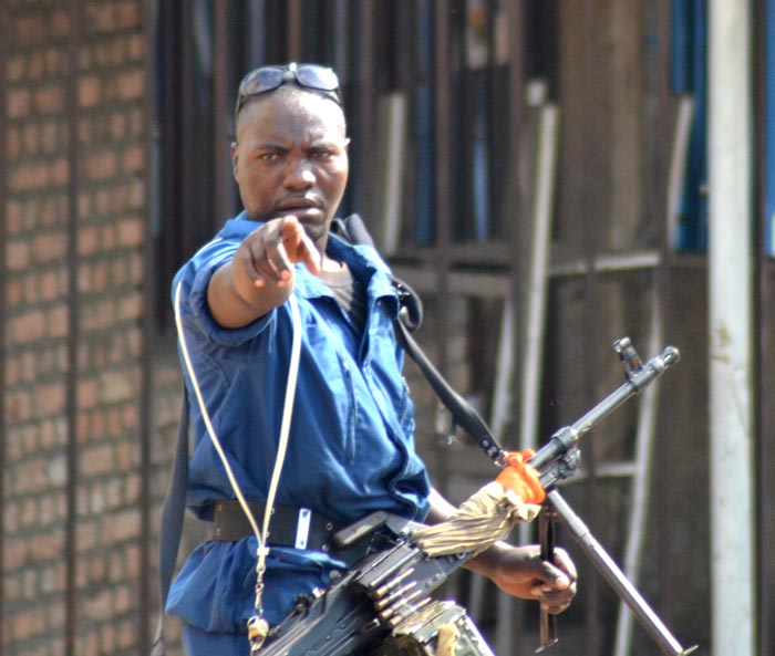 Ce policier faisait des menaces de mort aux journalistes d’Iwacu. Il est allé même jusqu’à donner des coups à l’un d’eux pour les empêcher de travailler.