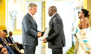 Le Roi Philippe de Belgique a remis le Prix Roi Baudouin à Déogratias Niyonkuru. Photo : Frank Toussaint