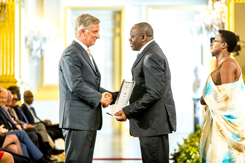 Le Roi Philippe de Belgique a remis le Prix Roi Baudouin à Déogratias Niyonkuru. Photo : Frank Toussaint 