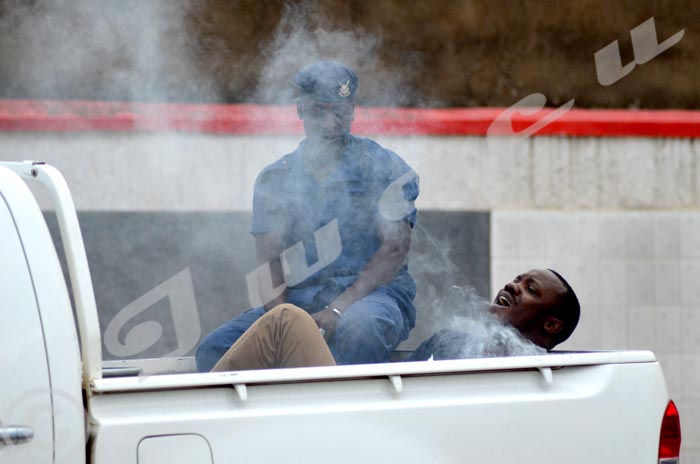 Jeune manifestant arrêté et enfumé au gaz lacrymogène