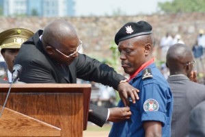 Le président de la République décorant Albert Bisaganya