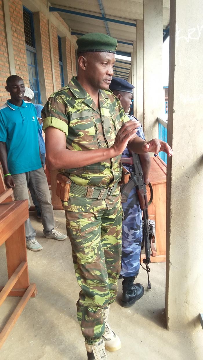 Le lieutenant-Général Adolphe Nshimirimana lors des élections communales du 29 juin dernier à Kamenge