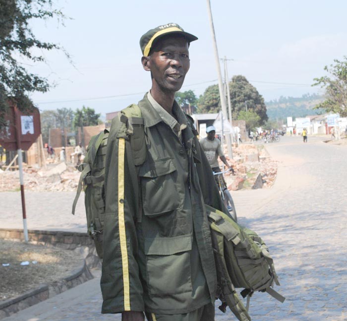 Un des agents de garde de la réserve naturelle de Kigwena
