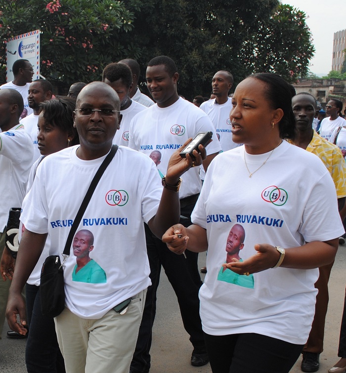 Alice Hakizimana répondant aux questions d’Esdras Ndikumana de RFI lors d’une manifestation 