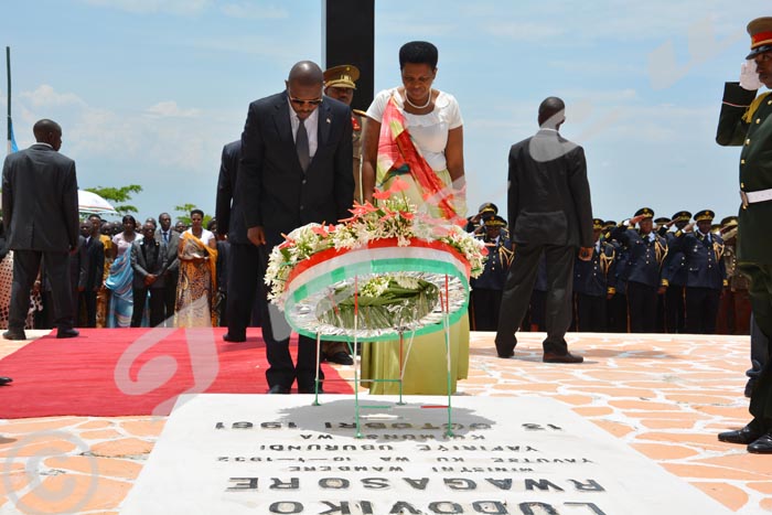 Mardi, 13 octobre 2015 - Commémoration du 54ème anniversaire de l'assassinat du Prince Louis Rwagasore, héro de l'indépendance du Burundi. Le couple présidentielle dépose une gerbe de fleurs au mausolée ©ON.I/Iwacu 