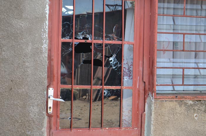 La maison de Christophe Nkezabahizi avec plusieurs impacts de balles, preuve que des policiers avaient l’intention de tuer