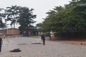 Les écoliers de l’ECOFO Nyakabiga jouent en présence de policiers.