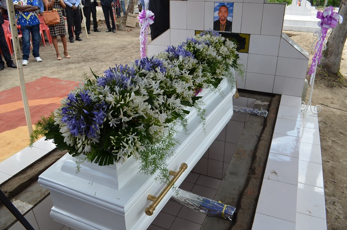 Le cercueil de Welly Fleury Nzitonda lors de son enterrement ce 10 novembre 2015