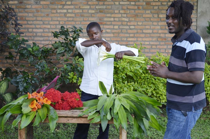 Préparation d'un bouquet de fleurs avant livraison