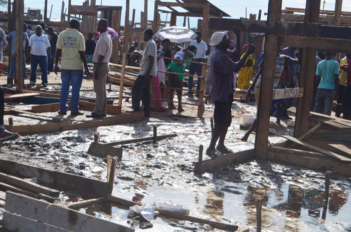 Un terrain inondé servant de nouveau marché à Kinama.