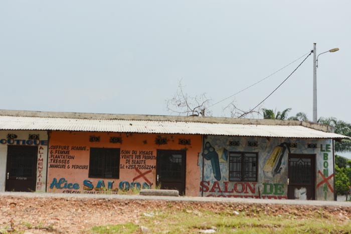 Des salons de coiffures et des boutiques fermés le long de la RN9 qui divise les quartiers Mutakura et Cibitoke.