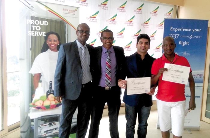 Le Directeur d’Ethiopian Airlines au Burundi en compagnie de certains représentants d’agence de voyage récompensés