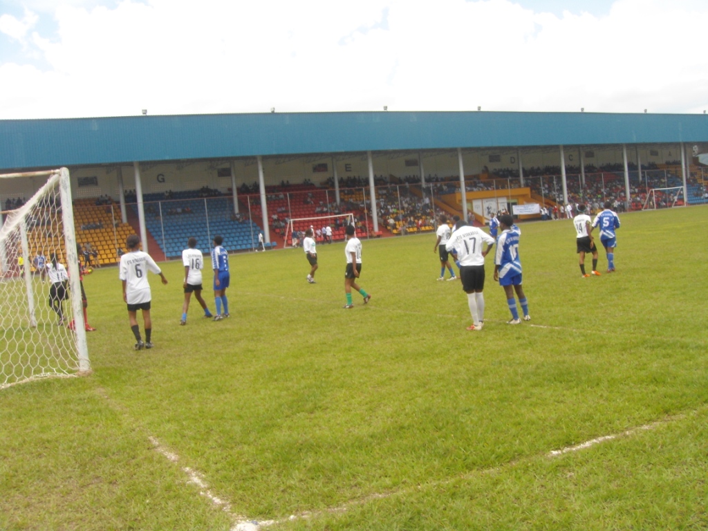 football Féminin, l'ETG Nyakabiga croise le fer avec le lycée Christ roi de GItega en final