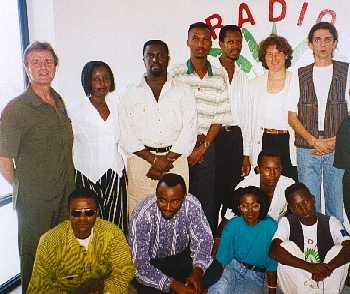 Antoine Kaburahe ( debout, le 3ème à partir de la gauche) lors d’une visite de Bernard Kouchner, le promoteur de la radio