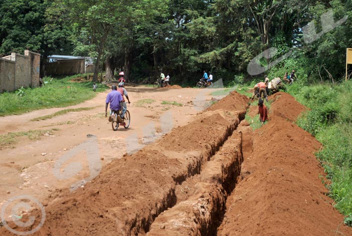 Les manoeuvres en train de creuser sur une des routes menant vers l’hôpital de Gitega