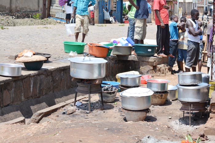 A Bwiza, les restaurateurs s’activent à préparer de la nourriture mais ils ne savent qu’ils auront des clients