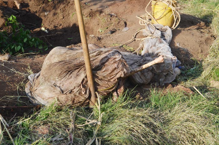 Les restes d’un corps emballés dans une moustiquaire retrouvés dans la fosse commune à la 9ème avenue n°31 à Mutakura