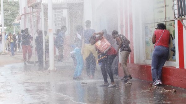 Le 13 mai 2015, des manifestantes sont dispersées à coup de canons d’eau au centre-ville