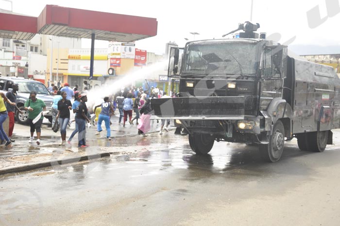 Le 13 mai 2015, des manifestantes ayant pénétré dans le centre-ville de Bujumbura, sont malmenées par la police