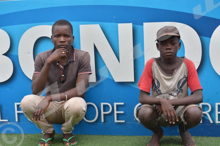 Augustin, 20 ans (à gauche), et Ndayizeye, 14 ans, (à droite) : deux jeunes du centre.