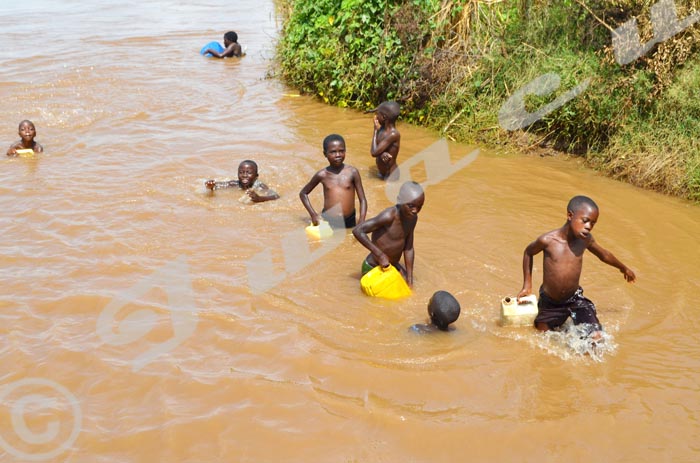 Par manque d’eau potable, les habitants de Kagwema consomment l’eau de la rivière Rusizi   