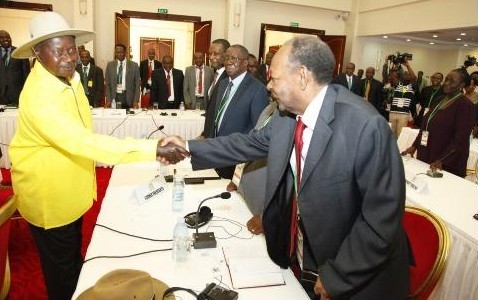 Le président ougandais salue l'ancien président Bagaza présent aux cérémonies de reprise du dialogue inter-burundais