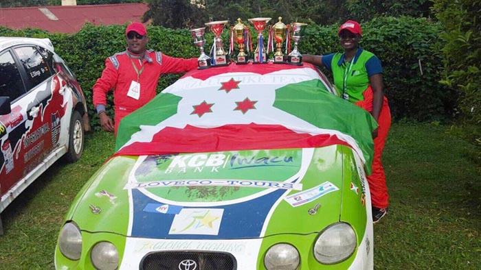 L’équipage de Zamin Mwanateba du Burundi exhibant les trophées remportés au rallye de Kabale