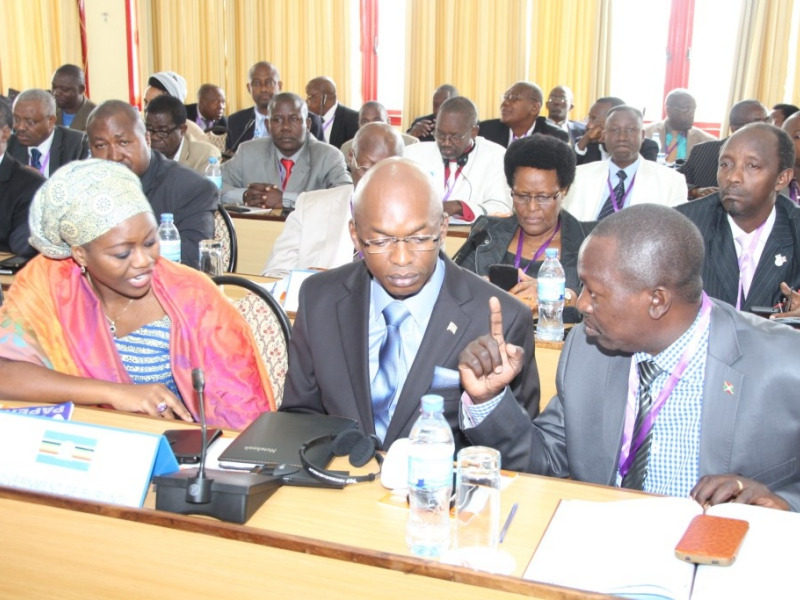 Conduite par Alain-Aimé Nyamitwe (au milieu), la délégation pro-gouvernementale était en surnombre à Arusha
