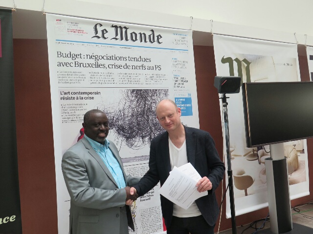 Antoine Kaburahe et Serge Michel échangent les contrats d’engagement 