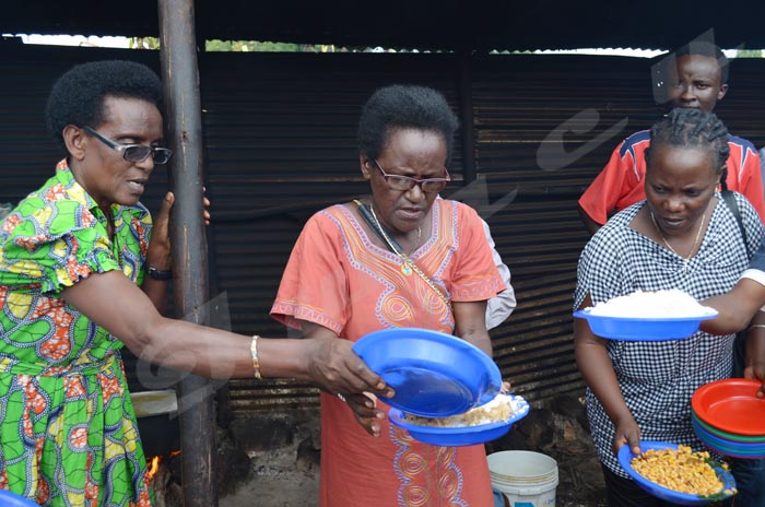 Christine Ntahe (au milieu) entrain de servir à manger